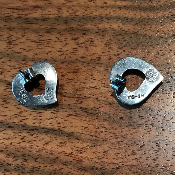 Vintage open-heart style post earrings - Picture 3 of 4